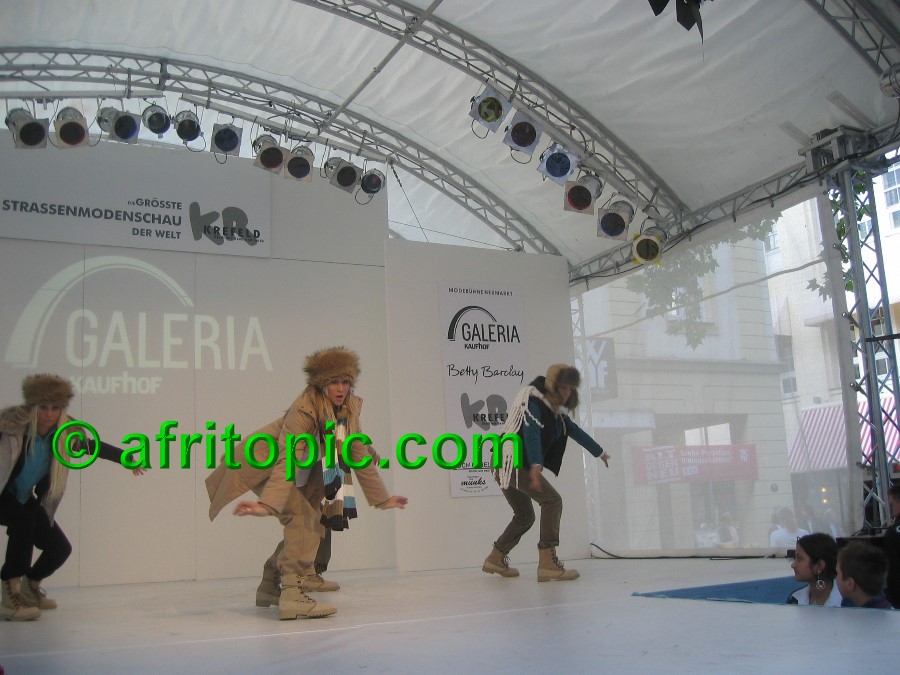 ../Images/Krefeld-Strssenmodenschau-2005 146.jpg